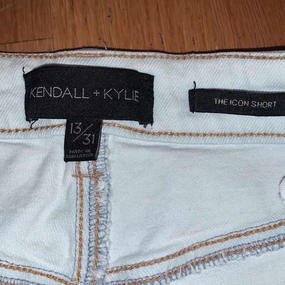 Kendall + Kylie Distressed The Icon Shorts 13/31 - Picture 3 of 8